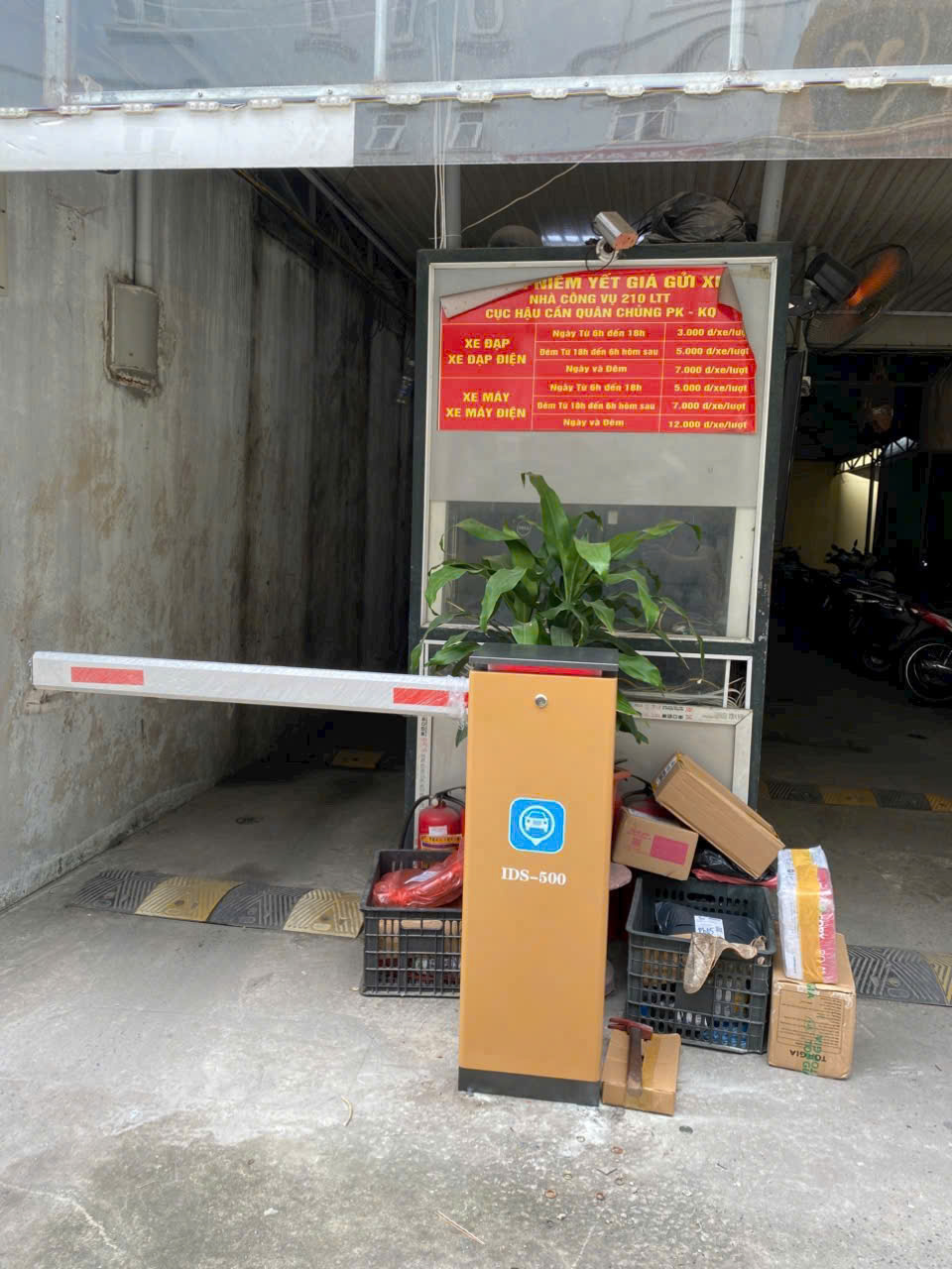Thanh chắn barie tự động IDS-500 tại lối vào bãi giữ xe trong nhà